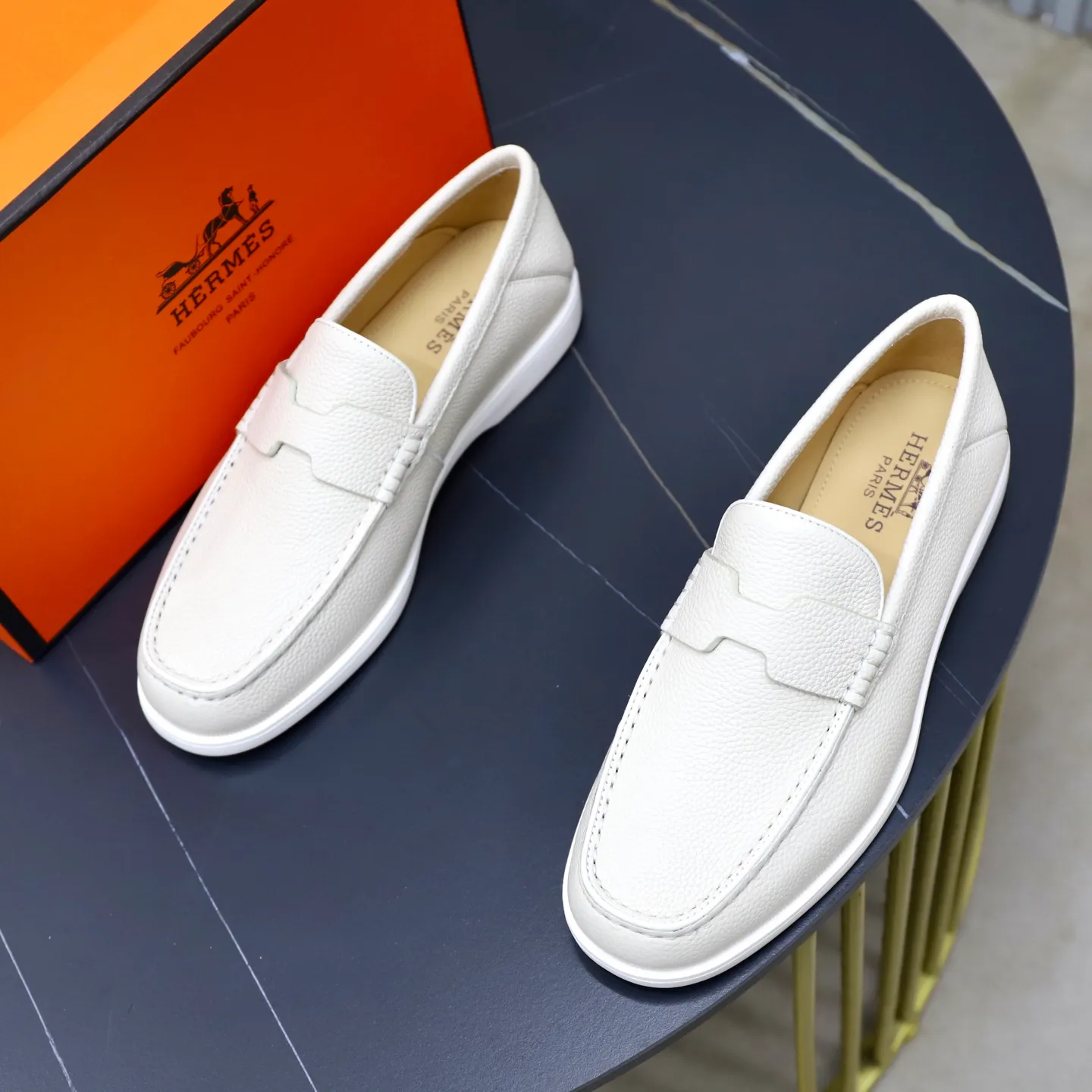Ex-factory price: 560💰Hermès/Hermès slip-on men's shoes. This shoe is made of imported pebbled cowhide. It has simple and smooth lines and is combined with aerodynamically designed 3CM rubber foam ultra-light soles! Youthful and fashionable, classic H-shaped hardware buckle decoration, calf lining gently wraps the feet, with logo cowhide feet, casual and urban style, highlighting youthful vitality, sports and leisure version, super versatile, code number: 38-39-40-41-42-43-44 standard leather shoe size (45 can be customized but does not support returns)